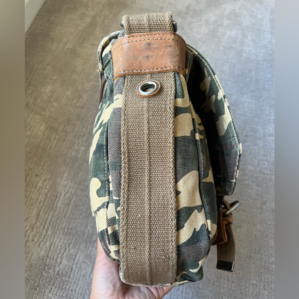 Relic Camouflage Messenger Bag - Picture 4 of 16